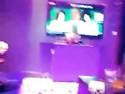 瞅着很眼熟的童颜大奶美眉撕破丝袜和粉丝炮友在KTV的沙发上啪啪-1