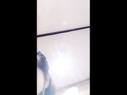 非常屌的一对男女在商场厕所里直播啪啪这厕所还真豪华像办公室