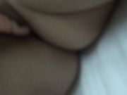 非常入戏的外围模特拍摄卖肉宣传片摄影师给她一个假屌让她尽情发挥这JB又舔又插玩的特销魂