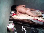 样子很猥琐的嫖客很猴急被肉丝粉裙小姐拍了一下