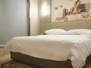 笑起来甜美短裙小姐姐隔着内裤揉穴调情后入