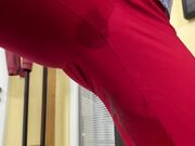 高跟少妇尿急裤子没脱就尿出来了手指插逼高潮