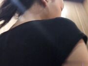 娇小身材的泰国小人妖窗前手握大鸡吧放嘴里吃到射