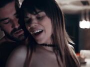 人妖跪地主动深喉吃鸡巴站立后入扭动屁股迎合