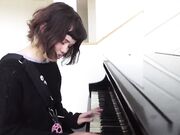 YHIVI在展示钢琴技巧的同时 还进行了粗野的性爱和面部按摩
