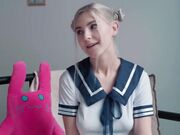 卡瓦伊女学生得到奶油派和面部表情