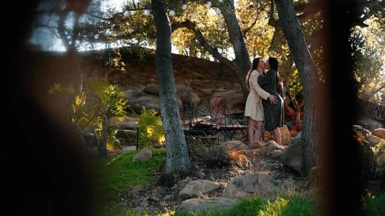 Girlsway与Karlee Grey和Jillian Janson的夏日三人行