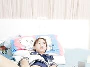 白丝袜学妹跟他的小哥逼里插着道具草嘴01