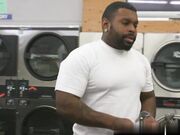 米尔夫·凯蒂·摩根在自助洗衣店洗了好几次衣服