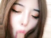 网红脸高端靓妹露脸跟小哥激情啪啪 对着镜头舔弄鸡巴 掰开骚穴让小哥舔逼