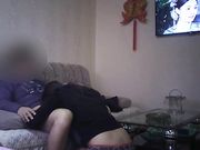 牛奶哥趁朋友出国出差和他老婆在家疯狂偷情