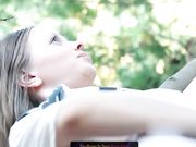 刚成年的超可爱白嫩小萝莉坐在树上展示她的粉嫩骚穴妹子BB超嫩逼毛都还没长齐