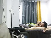 小女友吹完头发慵懒躺在床上刷抖音男友还要干