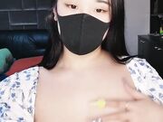 年轻丰满白虎一线天的小妹妹 三点全露粉粉的手指插穴呻吟声秒硬 太骚了