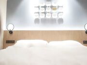 高价高端外围美妞 坐在身上舌吻调情 美女很配合 各种姿势轮换着操