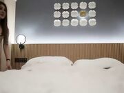 高价高端外围美妞 坐在身上舌吻调情 美女很配合 各种姿势轮换着操