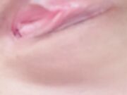 少女自慰小穴近距离玩弄流水