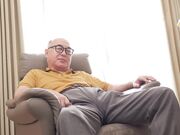 一半美丽的巨乳妻子在丈夫睡觉时与她的姐夫反复进行中出性爱1