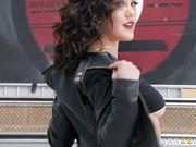 给女店员的屁眼里挤满奶油再猛操她