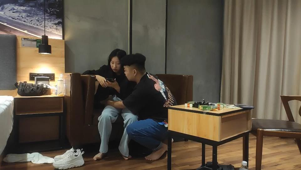 加钱哥酒店约外围爆草舔弄呻吟不断