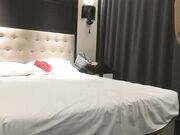 约了个苗条妹子啪啪穿上情趣透视装口交后入