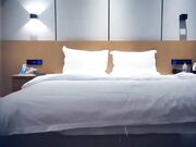 全国探花白衣丰满妹子骑在身上调情摸奶口交