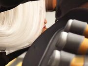 一个性感的年轻金发女郎与大鸡巴深喉玩弄抽插