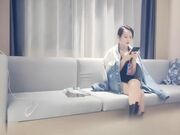 赵总寻花小天蹲着舔屌在沙发上开操抱起来操