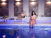 脱下比基尼露出丰乳翘臀勾引雇主儿子在泳池里激情做爱到胸射的淫荡拉丁女佣