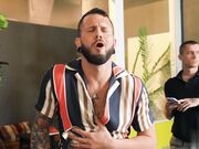 红发妩媚汉堡店服务员竟然是人妖看到客人拿出鸡巴勾引帅哥来玩屁股啪啪