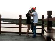 火遍全网美臀反差人妻 人间精灵 景区人前放肆露出 野战车震