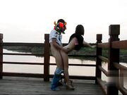 火遍全网美臀反差人妻 人间精灵 景区人前放肆露出 野战车震