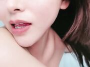 长腿少女侧躺玩弄鸡巴吃蛋蛋被干的嗷嗷叫