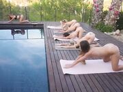 华丽的金发女郎三人挑逗各种姿势玩弄暴插