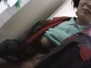 当我向一个美丽成熟的清洁女工展示勃起时 她当场兴奋3