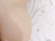 两个骚逼小婊妹全程露脸在床上让小哥玩弄 吃奶玩逼亲小嘴给狼友看特写逼逼