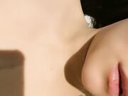 穿着黄色战袍的骚货酒店让大哥草 一边舔鸡巴一边跟狼友撩骚 骚逼水多淫水亮晶晶