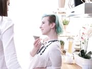 幸运的家伙乱搞两个青少年辣妹疯狂舔弄