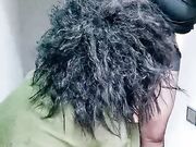 剧情演绎要命的嫂子楼道里勾引要饭的傻子 揉奶玩逼口交大鸡巴 让傻子舔逼揉奶爆草