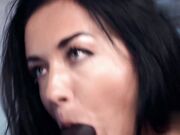 调皮荡妇蒂娜和祖祖甜在热辣的跨种族性交中被黑人深深地撞击