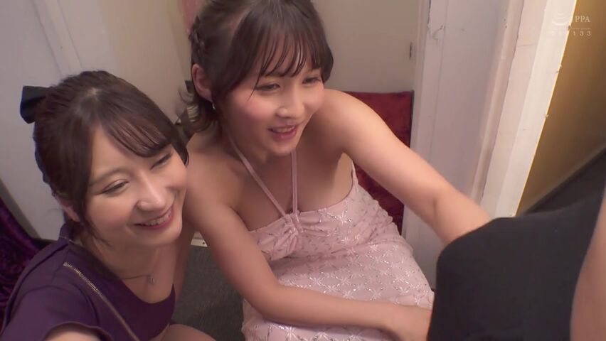 阴户暴露 最后是口交 插入和 3P2