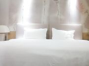 年轻男女激情4P 两个小骚逼颜值还不错 一个撸着鸡巴口交一个被小哥压在身下