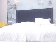 约操外围骚货 推到妹子埋头舔逼 舔的舒服叫不停 大屁股骑乘位 抱起来猛操