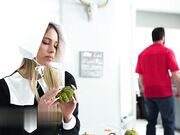 穿着戏服的娇小宝贝科勒 卡普里引诱她的丈夫并在感恩节时与他性交