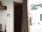 戴绿帽子的丈夫在扑克游戏中将他的青少年妻子的紧屄输给了他最好的朋友