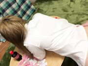 并深深地把另一根鸡巴深深地插进了她的喉咙里