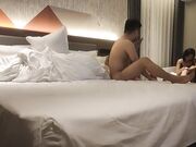 风骚轻熟女 迫不及待揉捏小哥JB 喜笑颜开掰开双腿 高跟鞋开档裤 扶沙发后入猛操