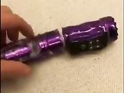 拿着小玩具自慰