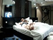 豪华酒店乳房饱满眼镜妹被爱玩自己鸡鸡的肥猪眼镜男啪啪啪