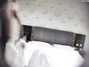 酒店偷拍小伙和身材苗条妹子激情啪啪 玩的花样还挺多 操的妹子喊 老公 爽